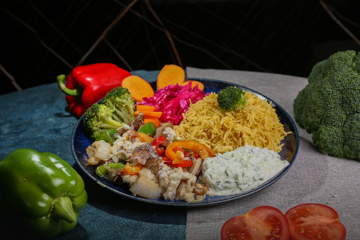 Menu steak daging sapi dengan sayuran